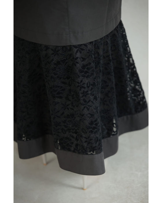 Mermaid-line long skirt with flared lace