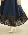 裾で広がる黒薔薇のデニム調ミディアムスカート