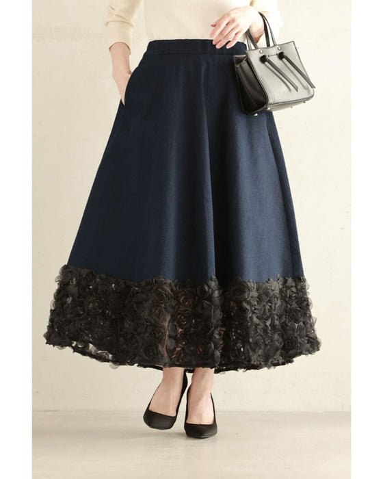 裾で広がる黒薔薇のデニム調ミディアムスカート