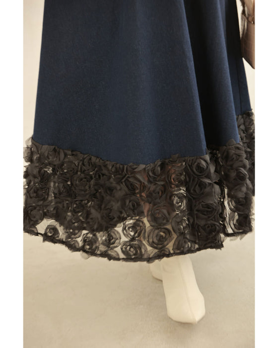 裾で広がる黒薔薇のデニム調ミディアムスカート