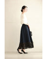 裾で広がる黒薔薇のデニム調ミディアムスカート