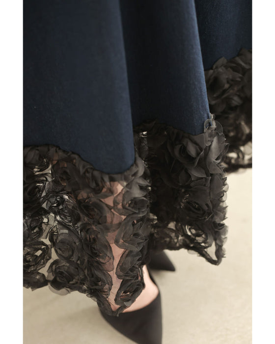 裾で広がる黒薔薇のデニム調ミディアムスカート