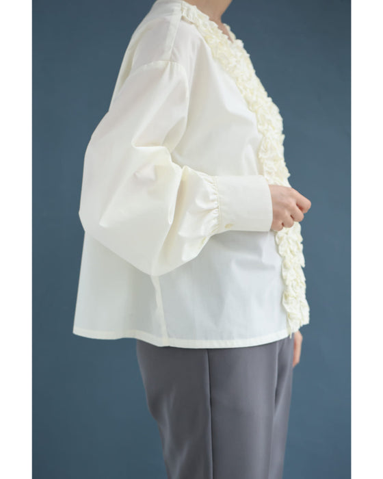 流れるホイップクリームフリルのブラウストップス