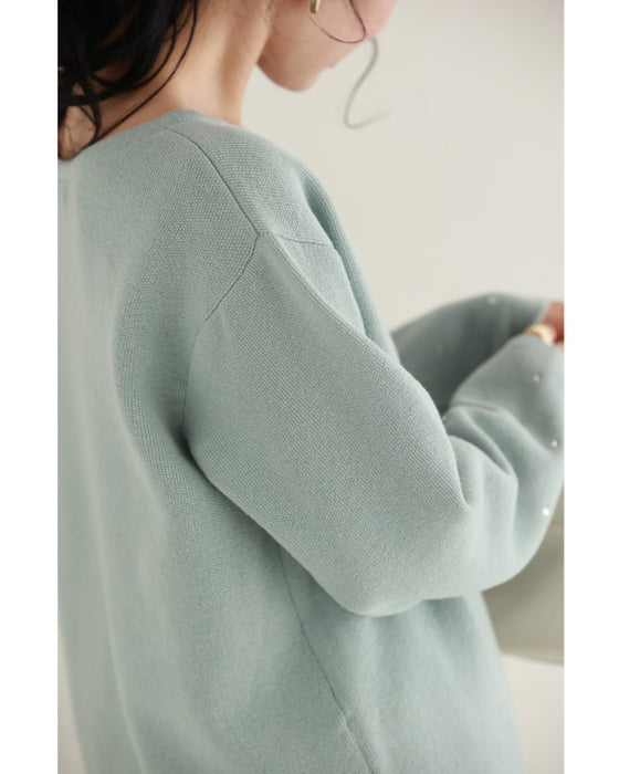 袖に輝くビジューとシアーポケットのニットプルオーバートップス