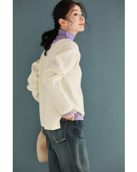 袖に輝くビジューとシアーポケットのニットプルオーバートップス