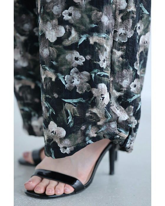 裾が絞れる2way。リラクシーな滲み花パンツ