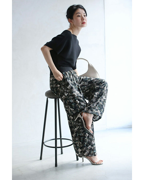 裾が絞れる2way。リラクシーな滲み花パンツ