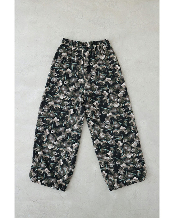 裾が絞れる2way。リラクシーな滲み花パンツ