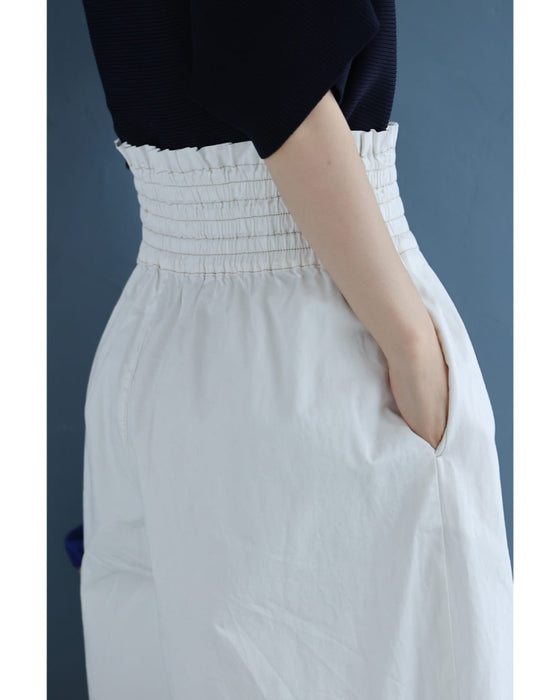 よく伸びるシャーリングウエストのワイドパンツ