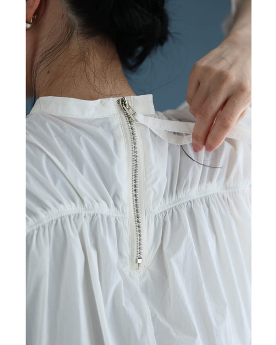 シャカシャカ素材の軽量短丈プルオーバートップス