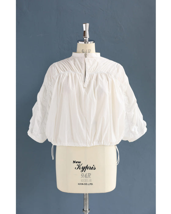 シャカシャカ素材の軽量短丈プルオーバートップス