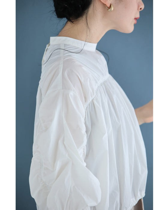 シャカシャカ素材の軽量短丈プルオーバートップス