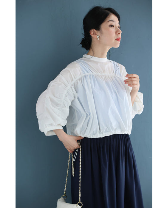 シャカシャカ素材の軽量短丈プルオーバートップス