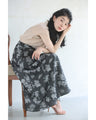 一面に咲き広がる花刺繍ロングスカート