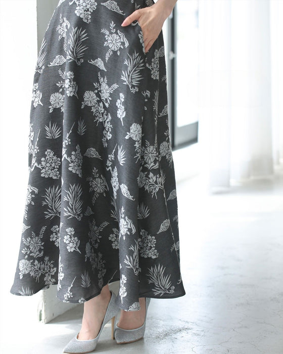 一面に咲き広がる花刺繍ロングスカート