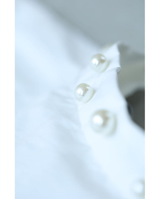 首周り囲むパールネックシャツトップス