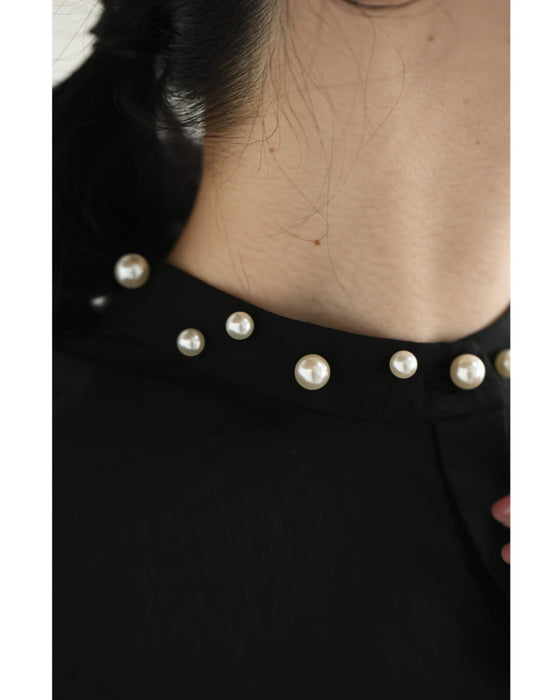 首周り囲むパールネックシャツトップス