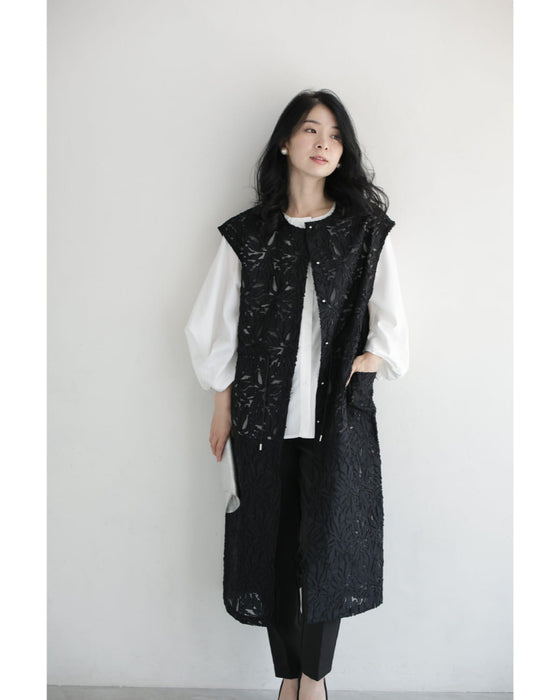 花模様が浮かび上がるシアーロングジレベスト