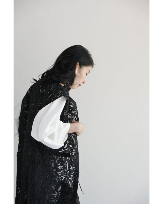 花模様が浮かび上がるシアーロングジレベスト