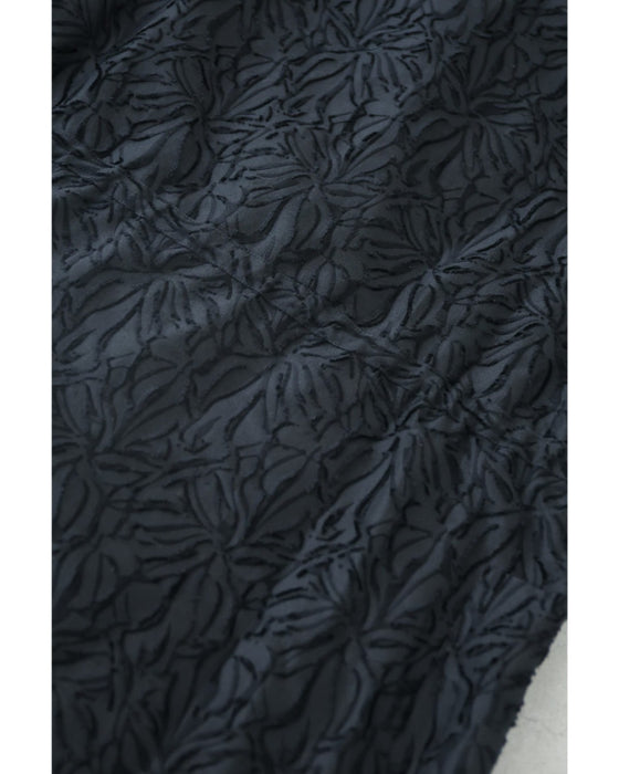 花模様が浮かび上がるシアーロングジレベスト