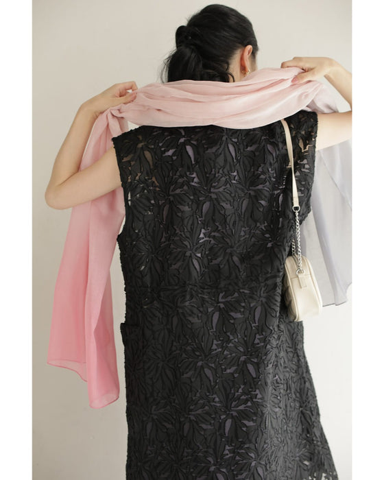 花模様が浮かび上がるシアーロングジレベスト