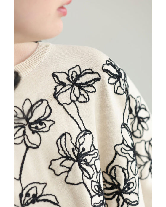 繋がり合う花刺繍のドルマンニットカットソートップス