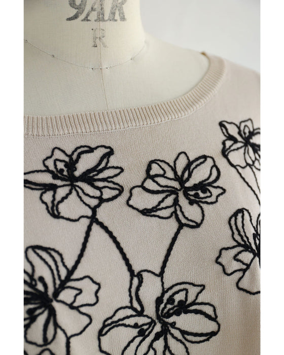 繋がり合う花刺繍のドルマンニットカットソートップス