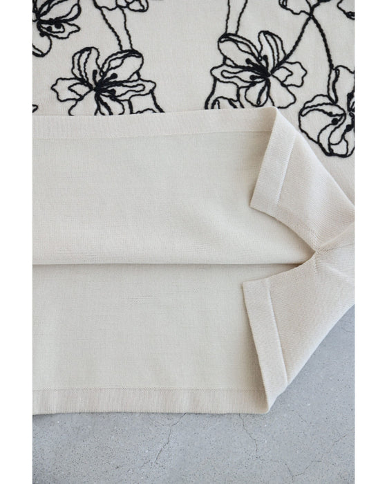 繋がり合う花刺繍のドルマンニットカットソートップス