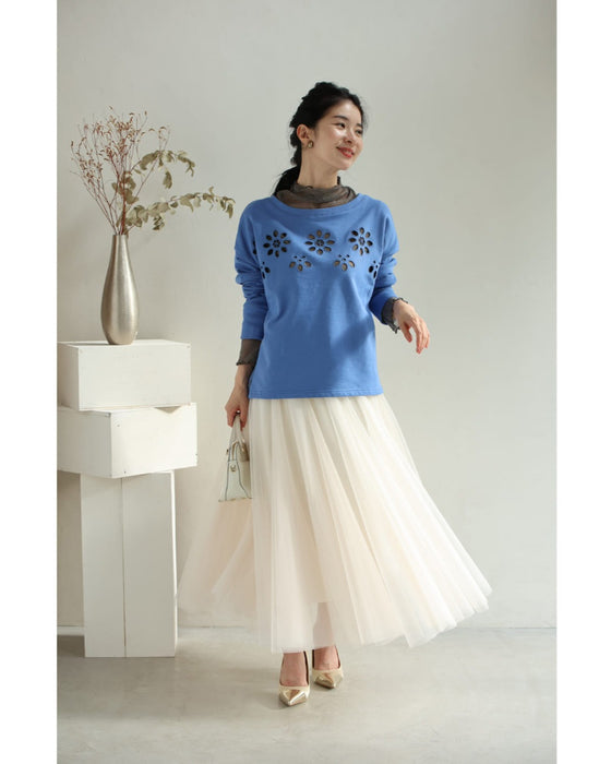 連なるパンチングフラワーのプルオーバートップス