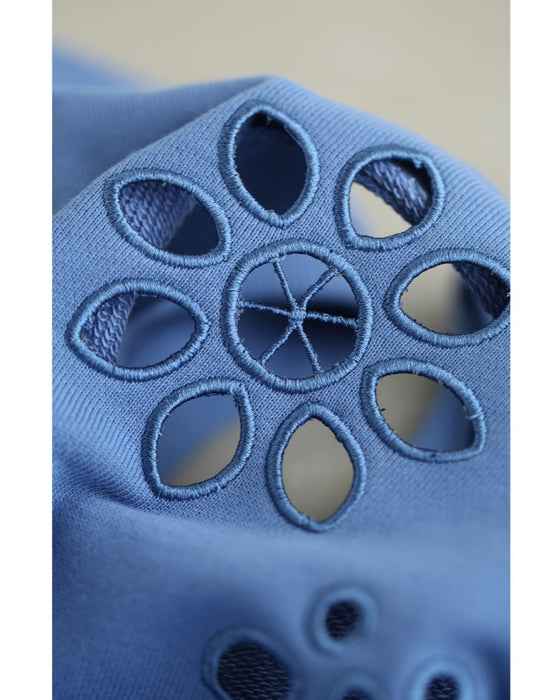 連なるパンチングフラワーのプルオーバートップス