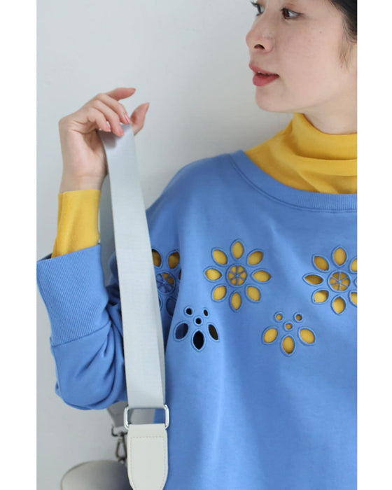 連なるパンチングフラワーのプルオーバートップス