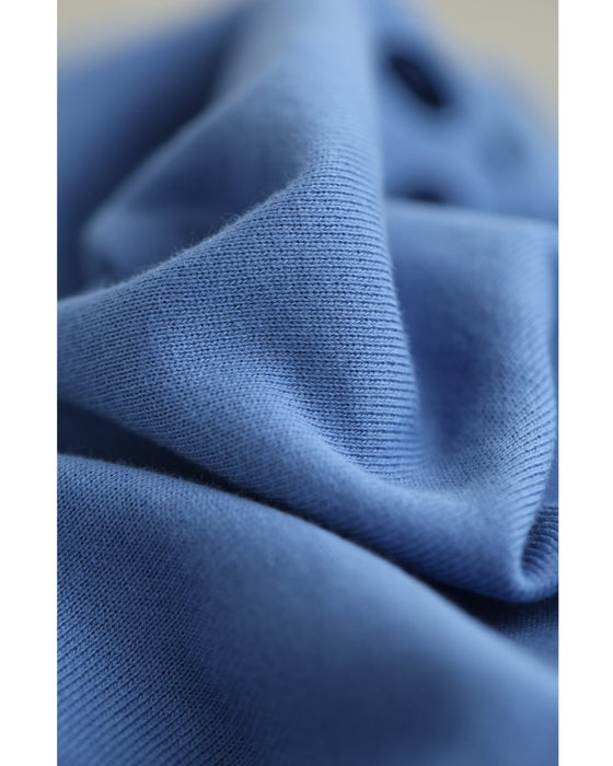 連なるパンチングフラワーのプルオーバートップス