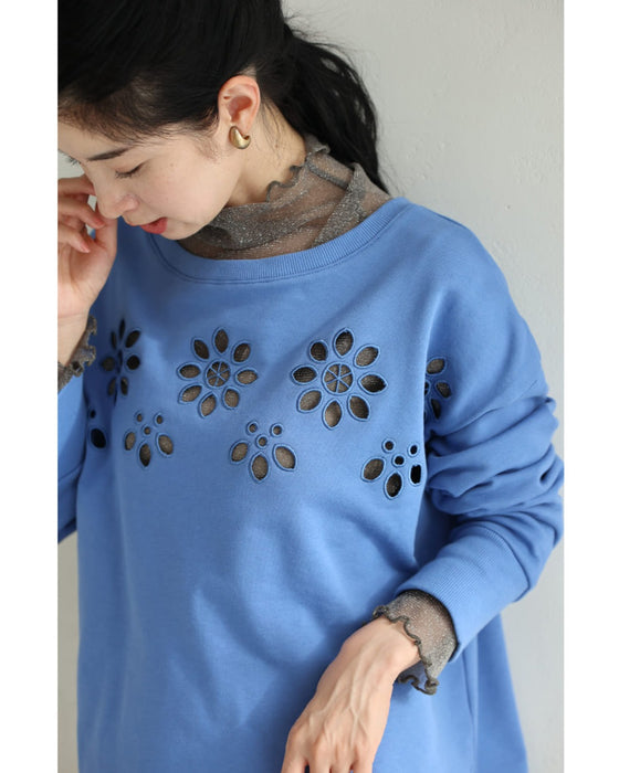 連なるパンチングフラワーのプルオーバートップス