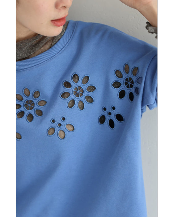 連なるパンチングフラワーのプルオーバートップス