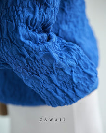  鮮やかな青の水面プルオーバートップス