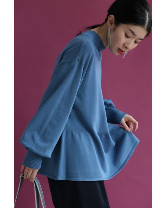 なだらかなペプラムラインのニットプルオーバートップス