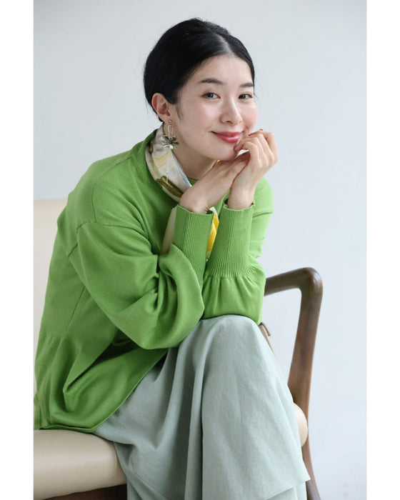 なだらかなペプラムラインのニットプルオーバートップス