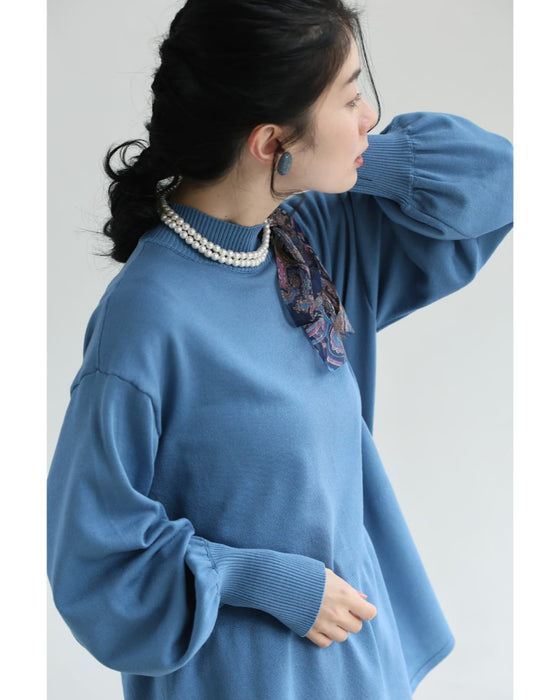 なだらかなペプラムラインのニットプルオーバートップス