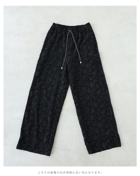 フロッキー加工の柄浮き立つレースワイドパンツ