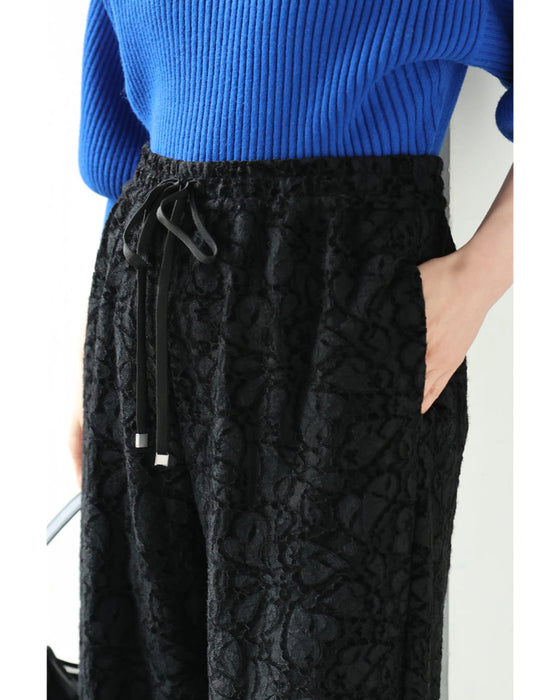 フロッキー加工の柄浮き立つレースワイドパンツ