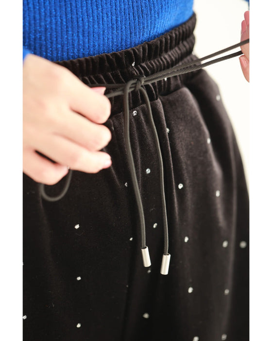 ささやかな煌めき放つドット柄ベロアパンツ