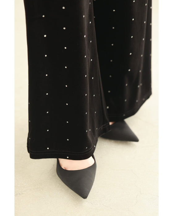 ささやかな煌めき放つドット柄ベロアパンツ