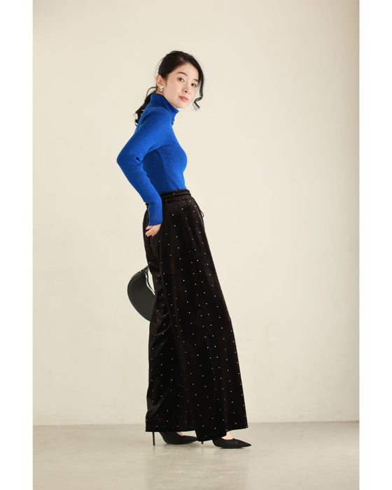 ささやかな煌めき放つドット柄ベロアパンツ