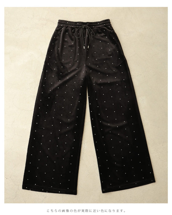 ささやかな煌めき放つドット柄ベロアパンツ