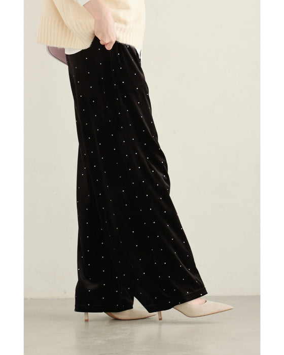 ささやかな煌めき放つドット柄ベロアパンツ