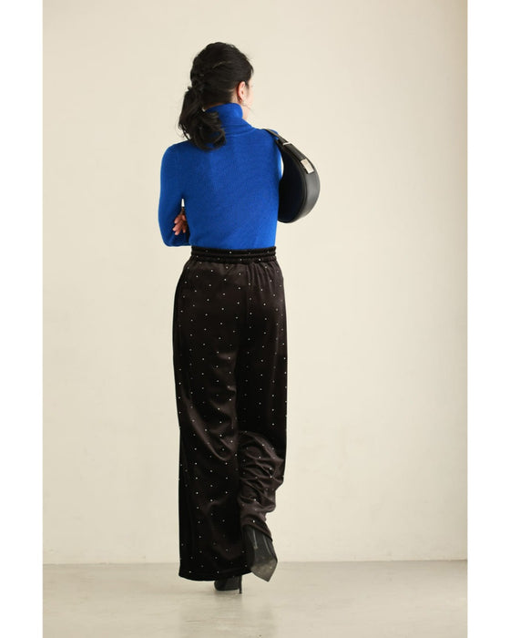 ささやかな煌めき放つドット柄ベロアパンツ