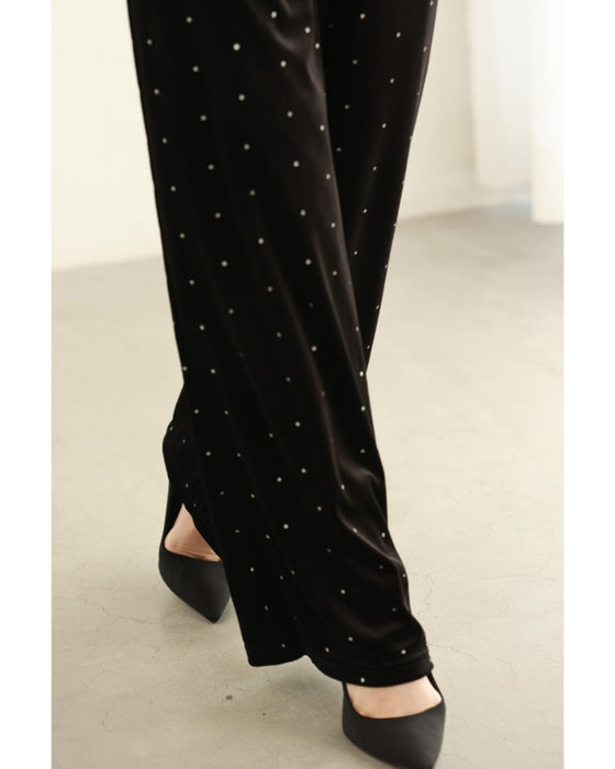 ささやかな煌めき放つドット柄ベロアパンツ