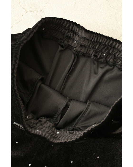 ささやかな煌めき放つドット柄ベロアパンツ