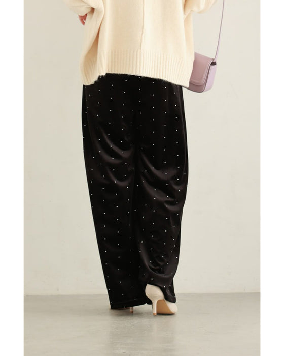 ささやかな煌めき放つドット柄ベロアパンツ