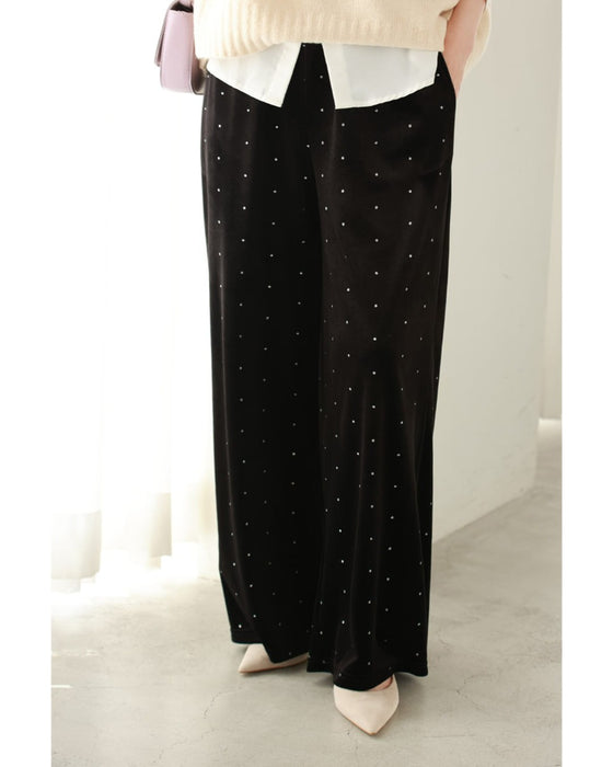 ささやかな煌めき放つドット柄ベロアパンツ